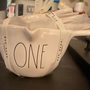 Nwt Rae Dunn cream measuring cups with handle!